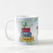 Abenteuer wartet Gestapelte Koffer Weltreise Kaffeetasse (Links)