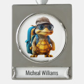 Abenteuerliche Niedliche kleine Schildkröte mit Ru Banner-Ornament Silber (Vorderseite)