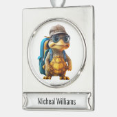 Abenteuerliche Niedliche kleine Schildkröte mit Ru Banner-Ornament Silber (Links)
