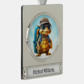 Abenteuerliche Niedliche kleine Schildkröte mit Ru Banner-Ornament Silber (Rechts)