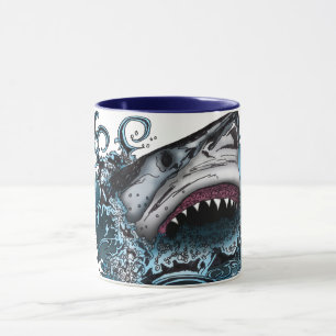 Abenteuerlicher Hai-Ozean-Splash an der Küste Tasse