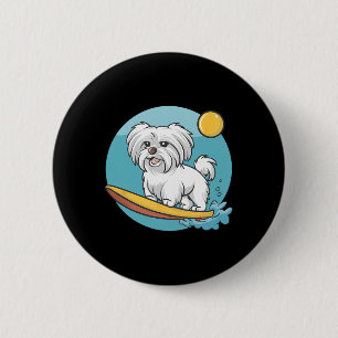Abenteuerlustiger maltesischer Hund surft lustige Button