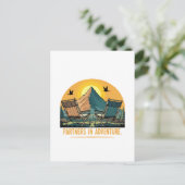 Abenteuerpartner | Retro-Camping Postkarte (Stehend Vorderseite)