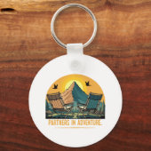 Abenteuerpartner | Retro-Camping Schlüsselanhänger (Vorderseite)