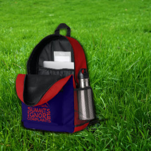 Abenteuerweg Wandern blau rot Rucksack