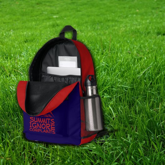 Abenteuerweg Wandern blau rot Rucksack