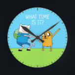 Abenteuerzeit | Finn & Jake Fist Bump Runde Wanduhr<br><div class="desc">Karo die besten Freunde Finn und Jake Fist Bump!</div>