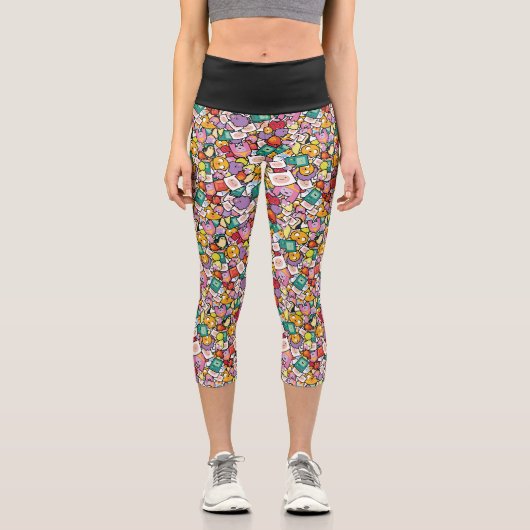 Abenteuerzeit | Zeichen-Toss-Muster Capri Leggings (Vorderseite)