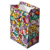 Abenteuerzeit | Zeichen-Toss-Muster Mittlere Geschenktüte (Vorderseite Schrägansicht)