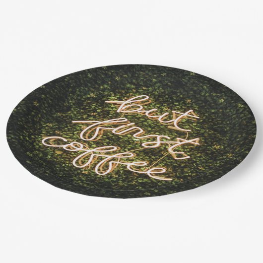 Aber erst Kaffee, Neonlicht Zitat Sprichwort Pappteller (Schrägansicht)