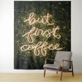 Aber erst Kaffee, Neonlicht Zitat Sprichwort Wandteppich (Beispiel)