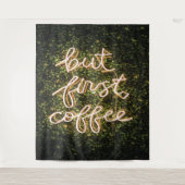 Aber erst Kaffee, Neonlicht Zitat Sprichwort Wandteppich (Vorderseite)