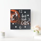 Aber erster Kaffee Quadratische Wanduhr (Zuhause)