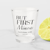 Aber First Mimosas | Schwarz-Weiß-Brautparty Schnapsglas (Vorderseite)