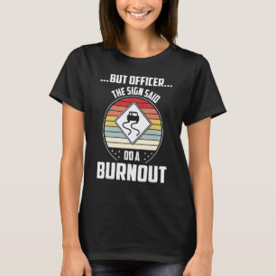 Aber Offizier sagte, dass das Zeichen einen Auspuf T-Shirt