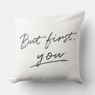 Aber zuerst gibt es nur eine minimalistische Hinte Kissen