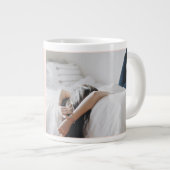 Aber zuerst Kaffee Blush hinzufügen Foto und Name Jumbo-Tasse (Vorderseite Rechts)