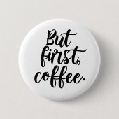 Aber zuerst Kaffee | Chic Modern Script Typography Button (Vorderseite)