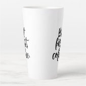 Aber zuerst Kaffee | Chic Moderne Skript-Typografi Milchtasse (Vorderseite)