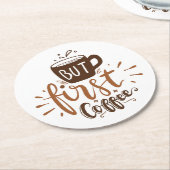 Aber zuerst Kaffee Lustiger Spruch Braune Schrift  Runder Pappuntersetzer (Angewinkelt)