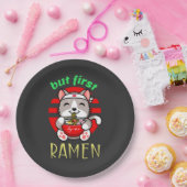 aber zuerst Ramen. niedliche Katze, die Ramen isst Pappteller (Party)