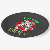 aber zuerst Ramen. niedliche Katze, die Ramen isst Pappteller (Schrägansicht)