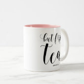 Aber zuerst, Tee | Moderne Kalligraphie Personalis Zweifarbige Tasse (VorderseiteRechts)