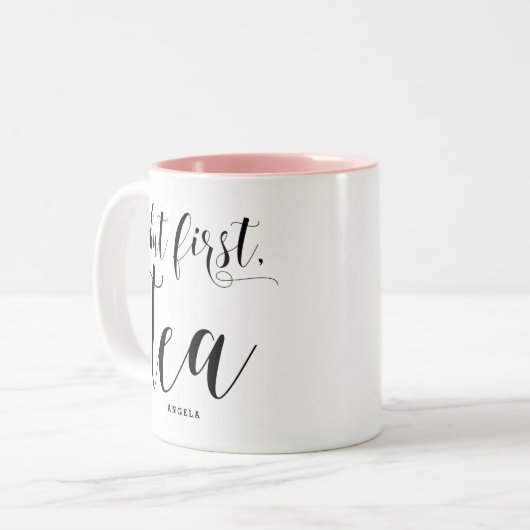 Aber zuerst, Tee | Moderne Kalligraphie Personalis Zweifarbige Tasse (Vorderseite Links)