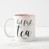Aber zuerst, Tee | Moderne Kalligraphie Personalis Zweifarbige Tasse (Links)
