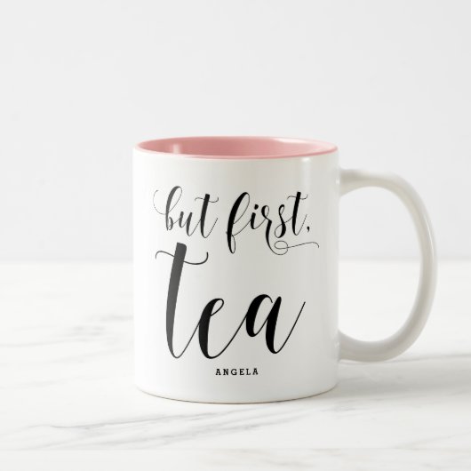 Aber zuerst, Tee | Moderne Kalligraphie Personalis Zweifarbige Tasse (Rechts)