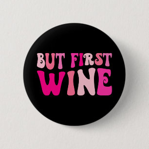 Aber zuerst Wein trinkender Junggesellinnenabschie Button