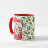 Abessinienkatze in einer Weihnachtsmannmütze mit H Tasse (Vorderseite Links)