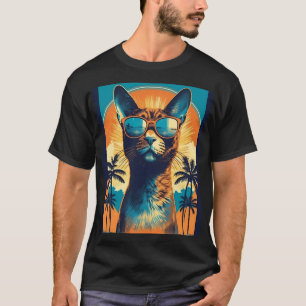 Abessinierkatze mit Sonnenbrille an einem tropisch T-Shirt