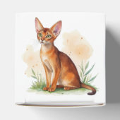 Abessinische Katze umgeben von sanften Farben und Geschenkschachtel (Oben)