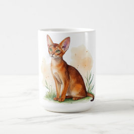 Abessinische Katze umgeben von sanften Farben und  Kaffeetasse