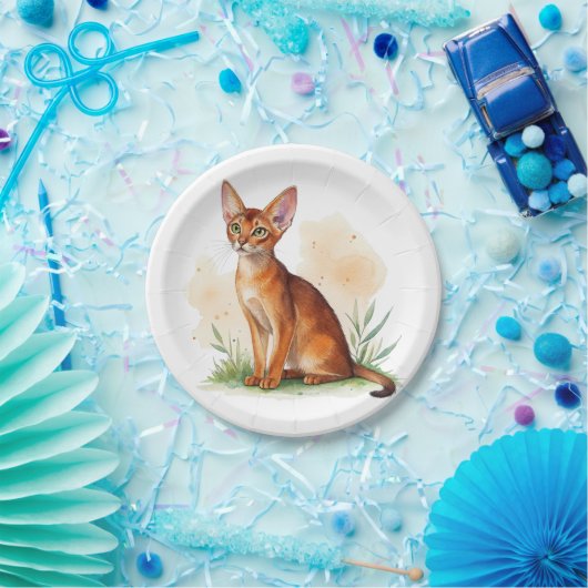 Abessinische Katze umgeben von sanften Farben und Pappteller (Party)