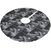 Abfahrten Skifahrer mit Neon Light Trails Polyester Weihnachtsbaumdecke (Schrägansicht)