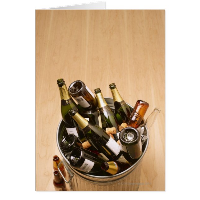 Abfalleimer mit leeren Champagnerflaschen (Vorne)