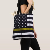 Abgenutzte dünne gelbe Linie Tasche (Von Nahem)