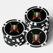 Abgenutzter irischer Flaggenschild und Schwerter m Pokerchips (Stapel)
