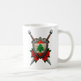 Abgenutztes libanesisches Flaggen-Schild und Kaffeetasse