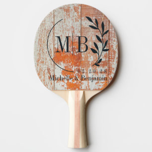 Abgenutztes Scheunenholz-Blatt-Hochzeitsmonogramm Tischtennis Schläger