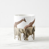 Abgeschiedene Giraffen und Elefanten Kaffeetasse (Mittel)