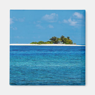 Abgeschiedene Malediven-Insel mit Ozean und Küste Magnet