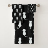 Abgeschiedene weiße Katze auf schwarzem Polka-Dot- Badhandtuch Set (Insitu)