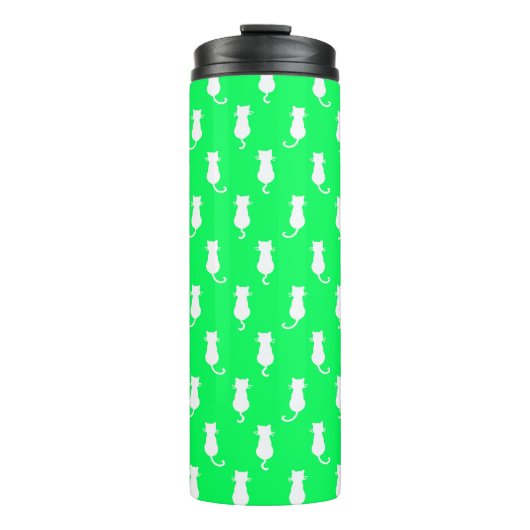 Abgeschiedene weiße Katze im Aqua Green Polka Dot Thermosbecher (Vorderseite)
