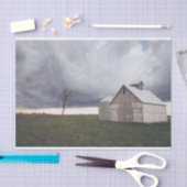 Abgeschiedener Cremestall mit einsamen Bäumen Seidenpapier (Handwerk)