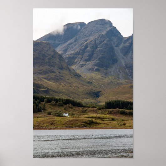 Abgeschiedenes Haus auf der Insel Skye in Schottla Poster (Vorne)