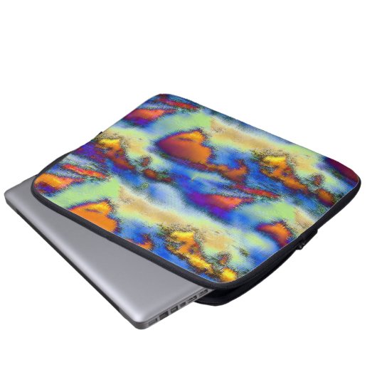 Abgetragene Wolken an orangefarbener, tropfender T Laptopschutzhülle (Vorne Knopf)