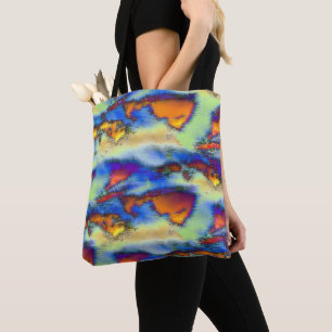 Abgetragene Wolken an orangefarbener, tropfender T Tasche